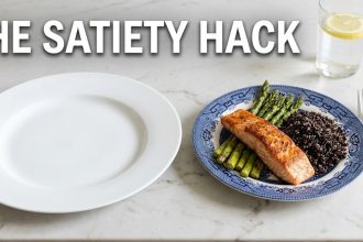 A balanced 2026 dinner plate showing the half-plate vegetable rule with lean protein and a small portion of whole grains.